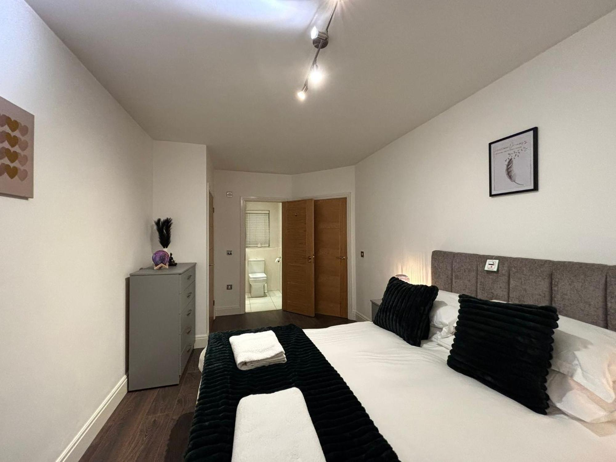 24-7 Secured Centre With Free Underground Parking And Wifi * Birmingham