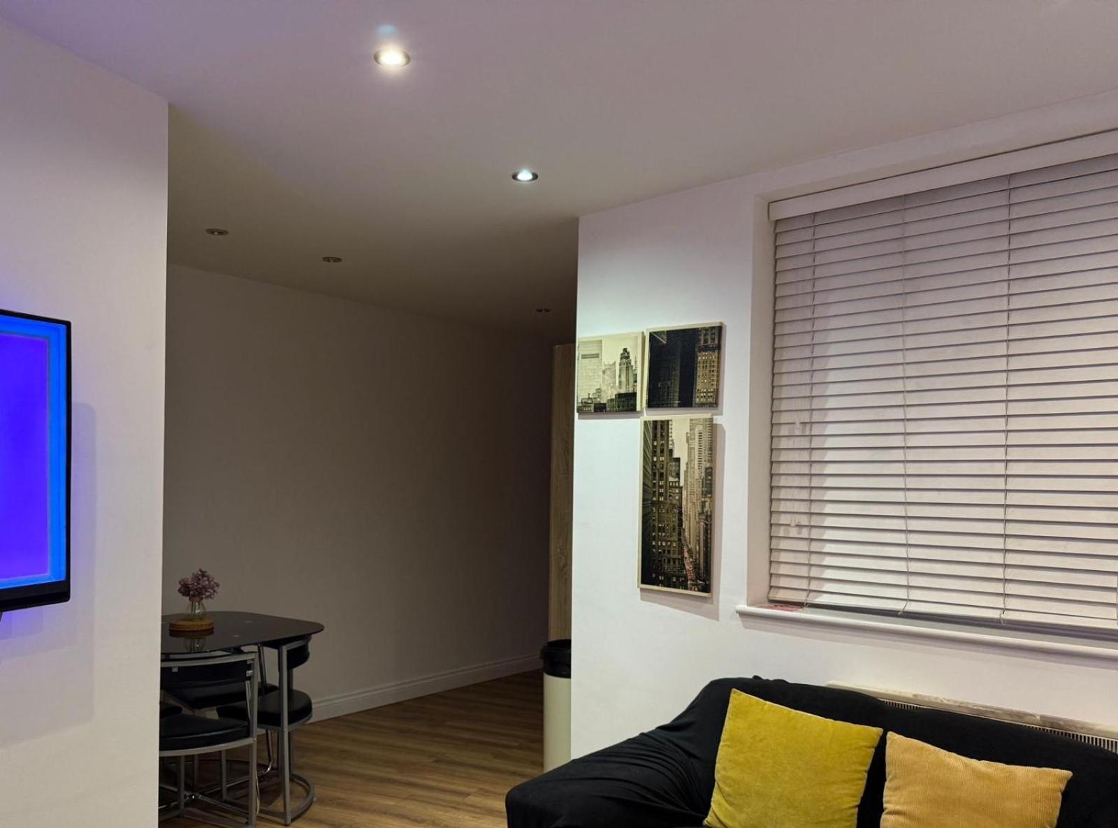 24-7 Secured Centre With Free Underground Parking And Wifi *