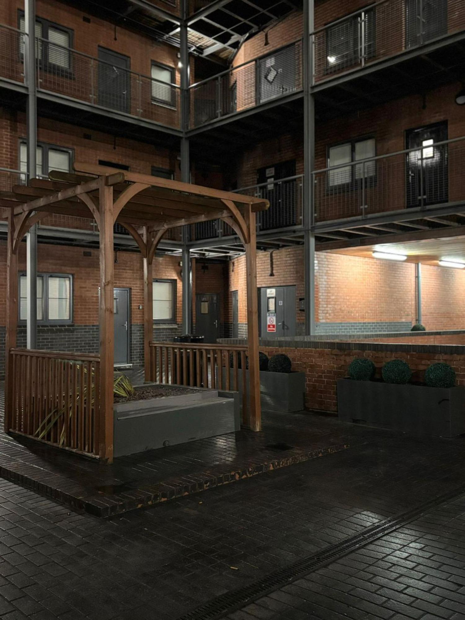 24-7 Secured Centre With Free Underground Parking And Wifi *